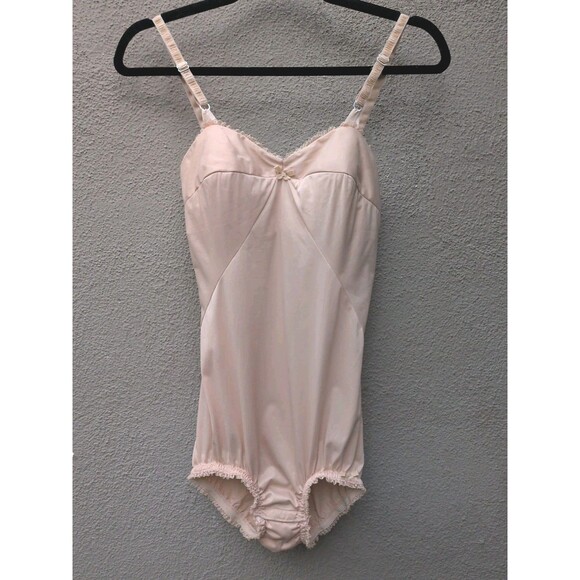 VTG Olga Bodysuit 32 B Lace Trim Legs Bust. Light Padding, Snap Closure. - Picture 1 of 16